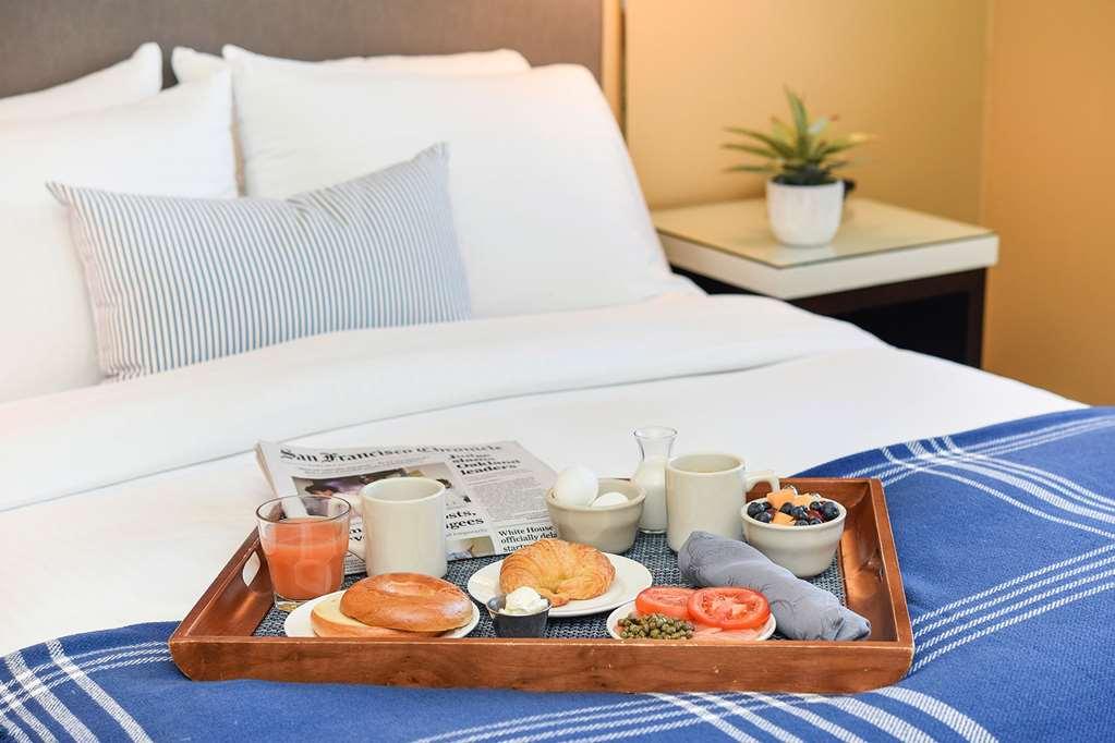 วอเตอร์ส เอดจ์ Hotel ทีบูรอน ร้านอาหาร รูปภาพ